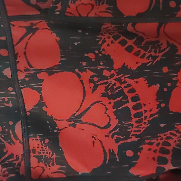 CVG ~ Constantly Varied Gear Crimson Skulls Capri Large - Picture 2 of 4
